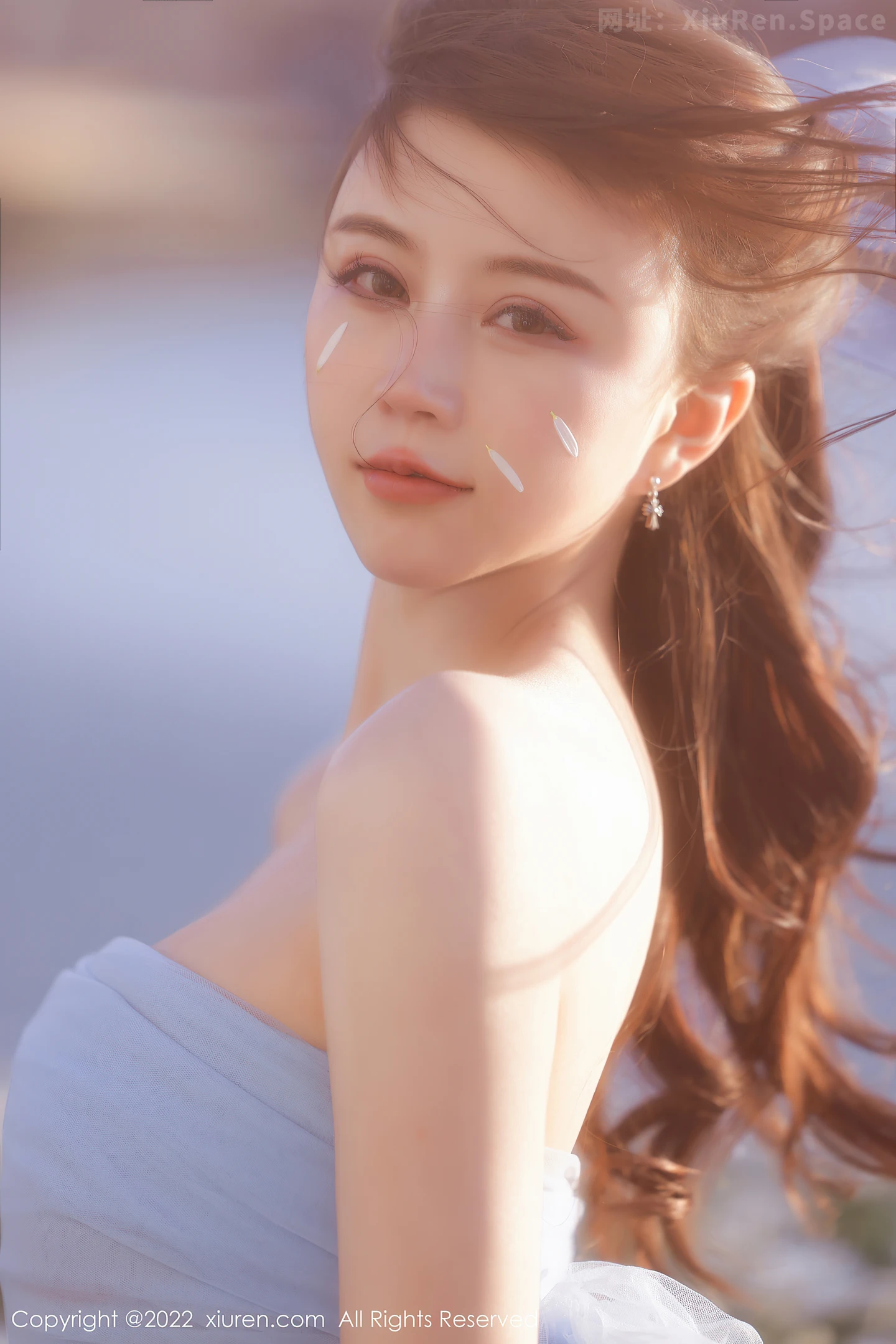 图片[5]-[XiuRen秀人网]VOL.4888 模特tina 甜仔大理旅拍户外蓝色服饰配白长裙秀凹凸身材诱惑写真45P-秀人网官方网站